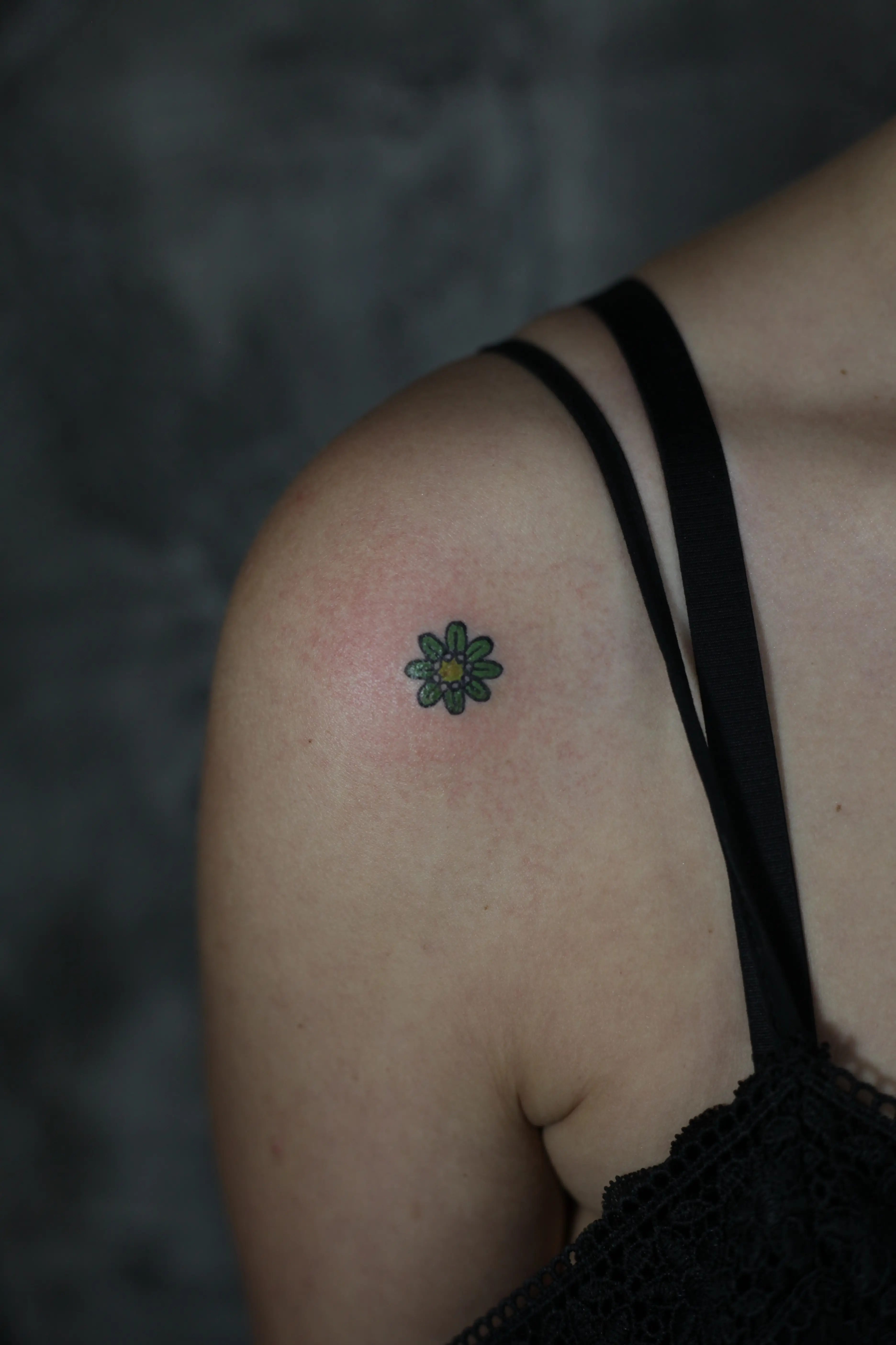 Crveni i zeleni cvet - detalj tetovaže 2